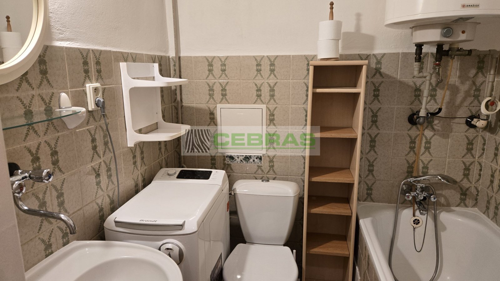 Koupelna s pračkou, úložným prostorem a vanou