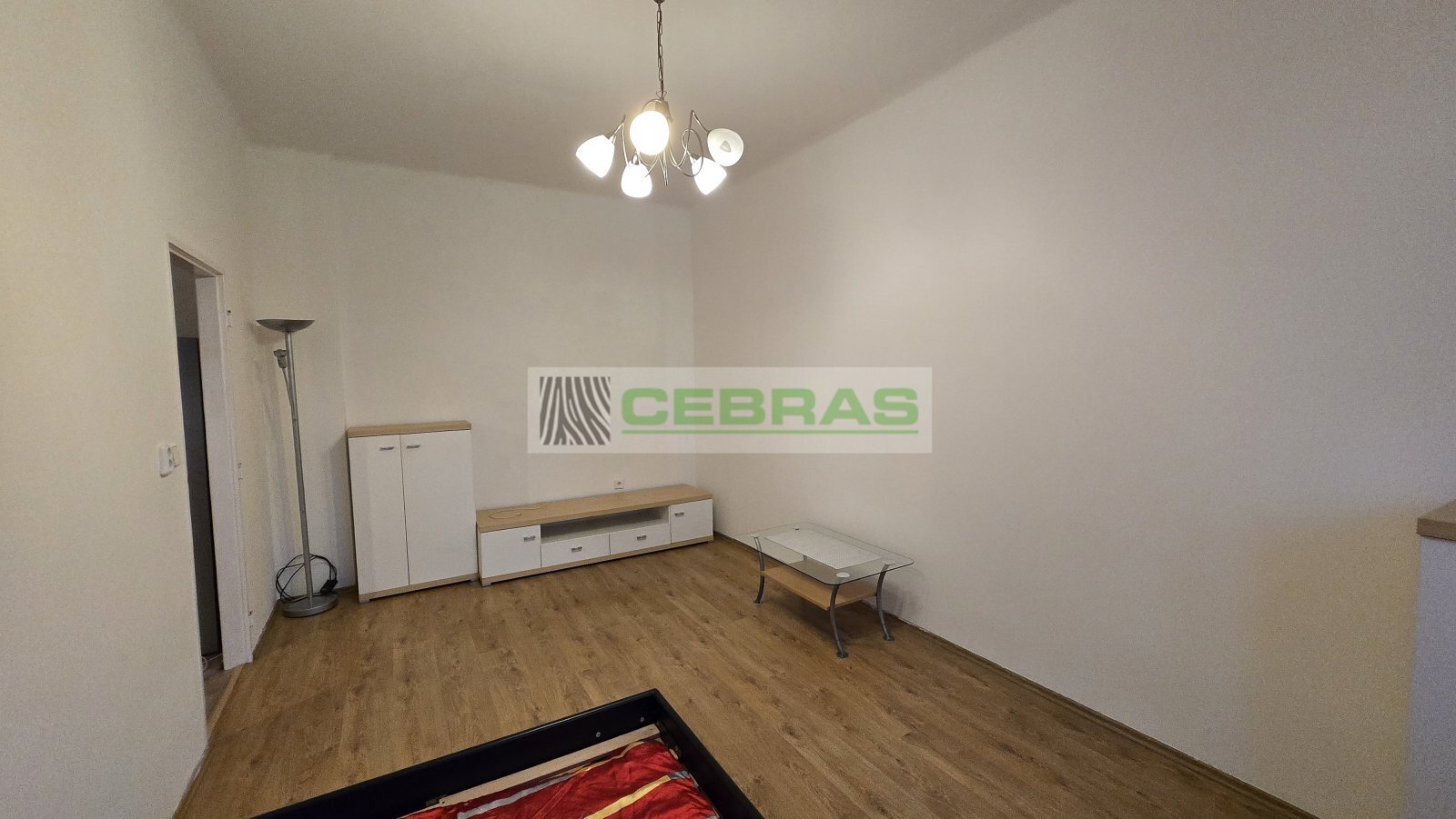 Samostatný pokoj je částečně vybavený nábytkem