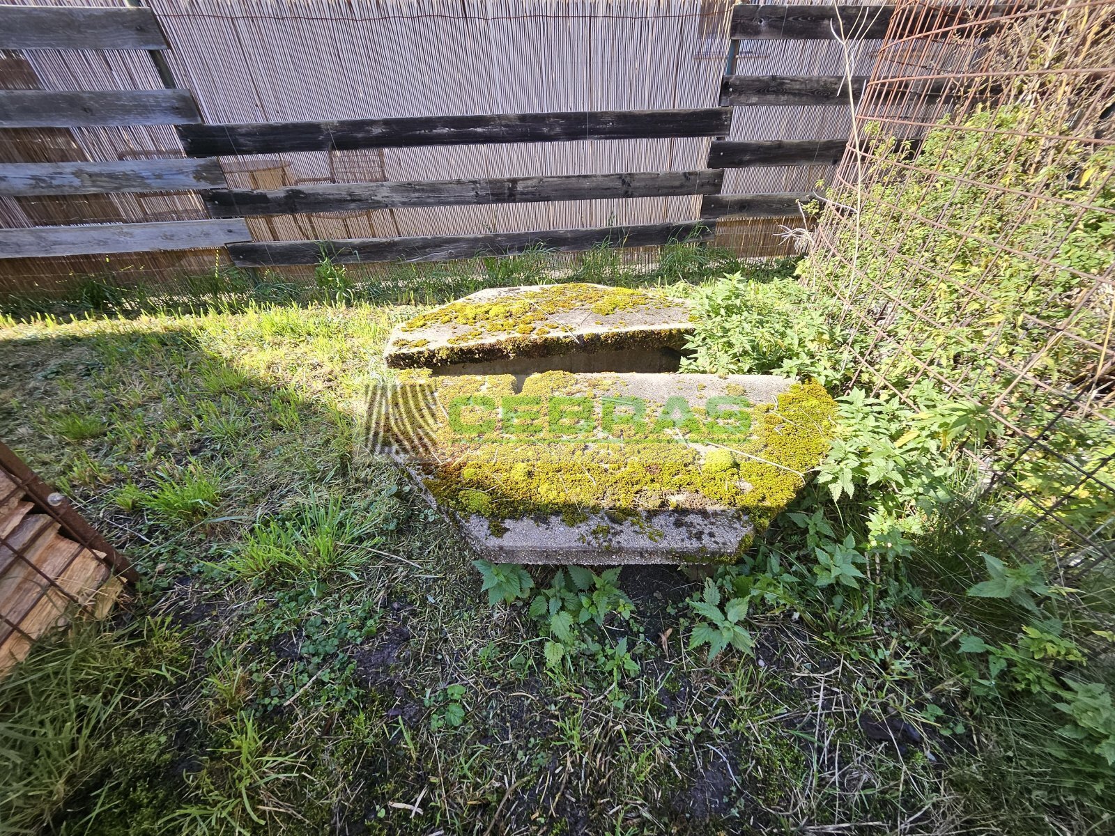 Na pozemku se nachází studna, která není využívaná.