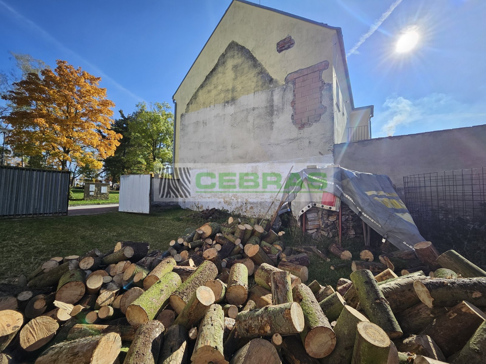 Na pozemku má současný majitel umístěné dříví, které však není součástí prodeje :)