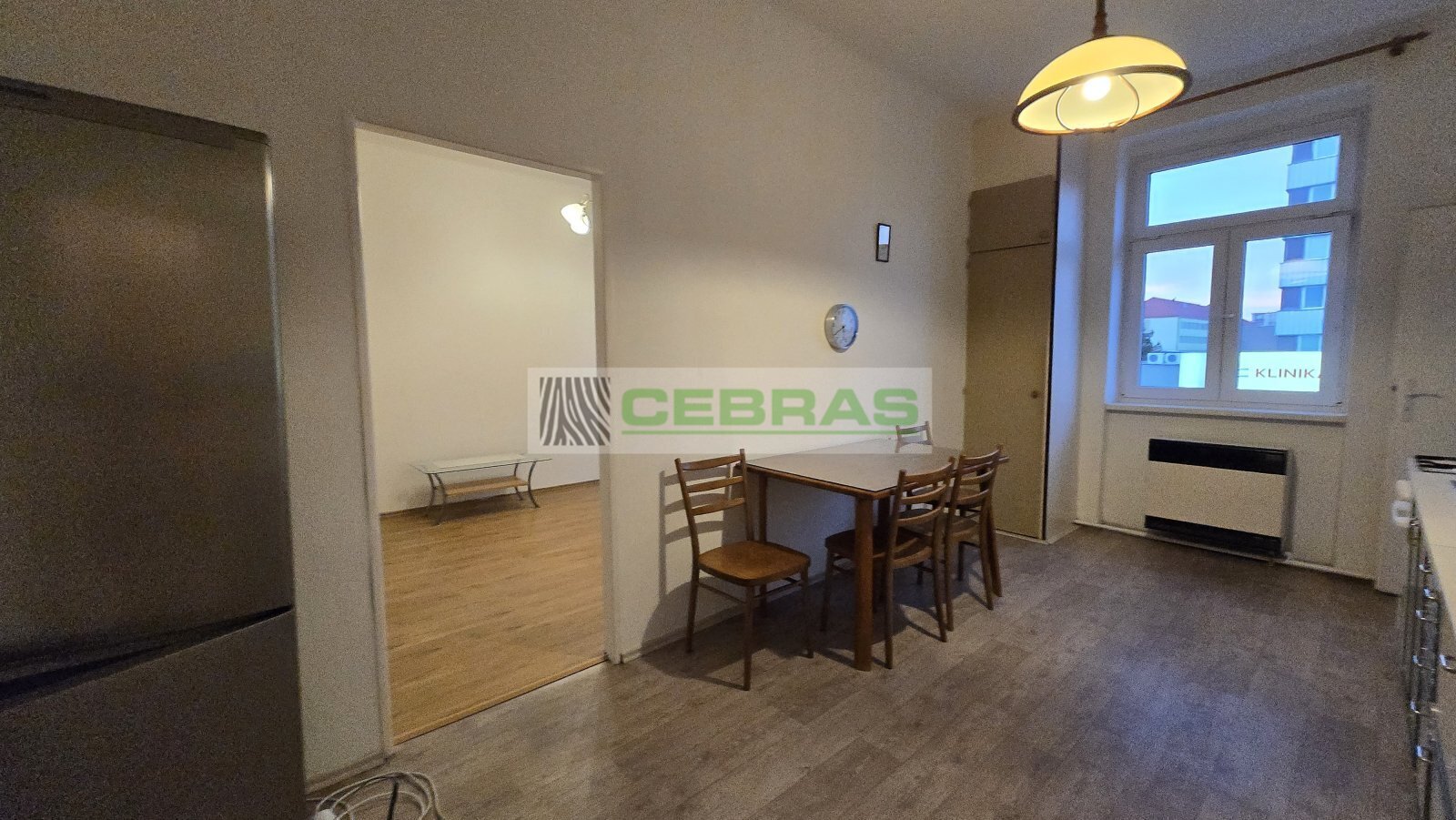 Pohled do kuchyně a samostatného pokoje