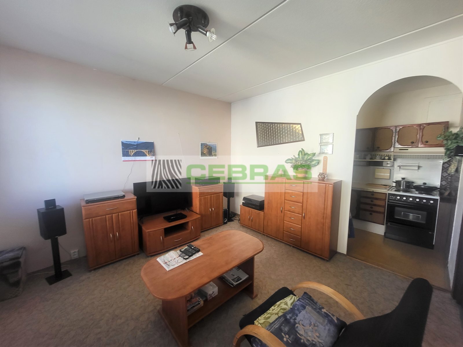 Pohled do kuchyňského koutu z hlavního pokoje