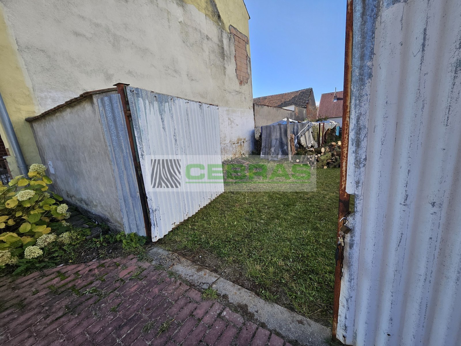 Vjezdová plechová vrata.