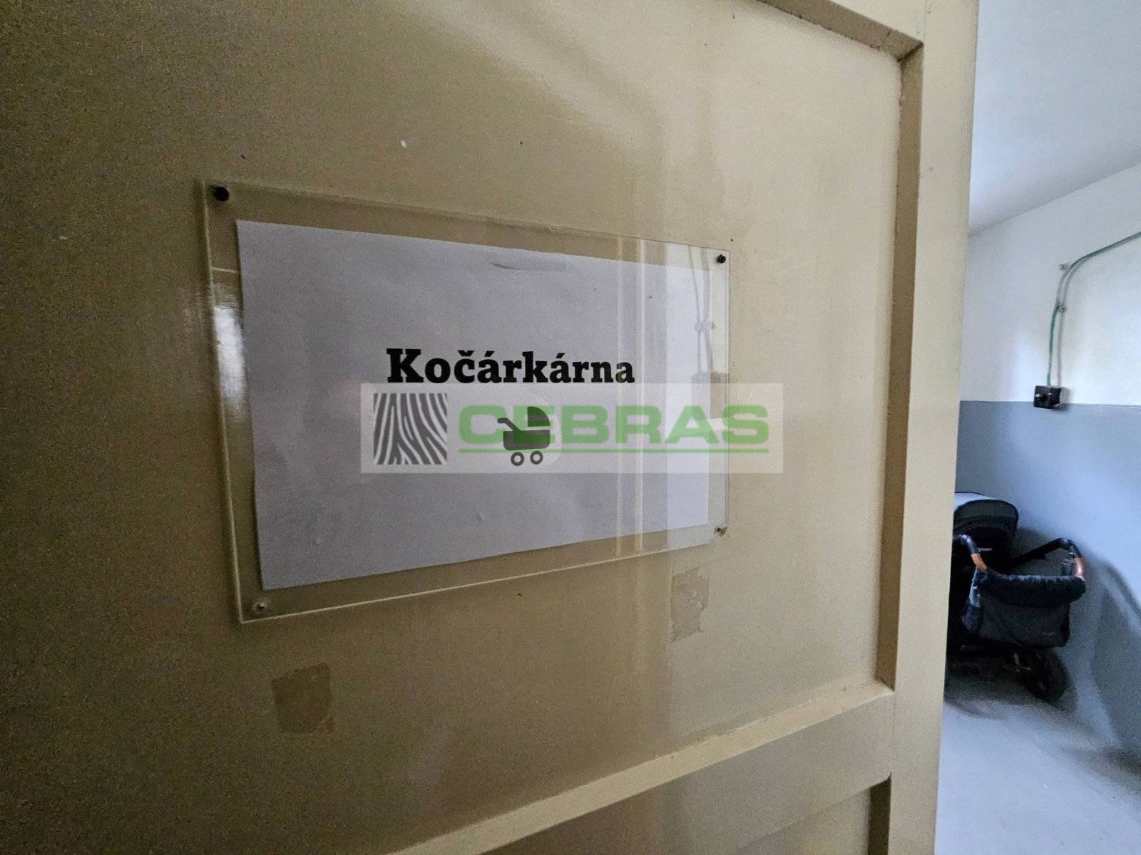 Kočárkárna v přízemí domu