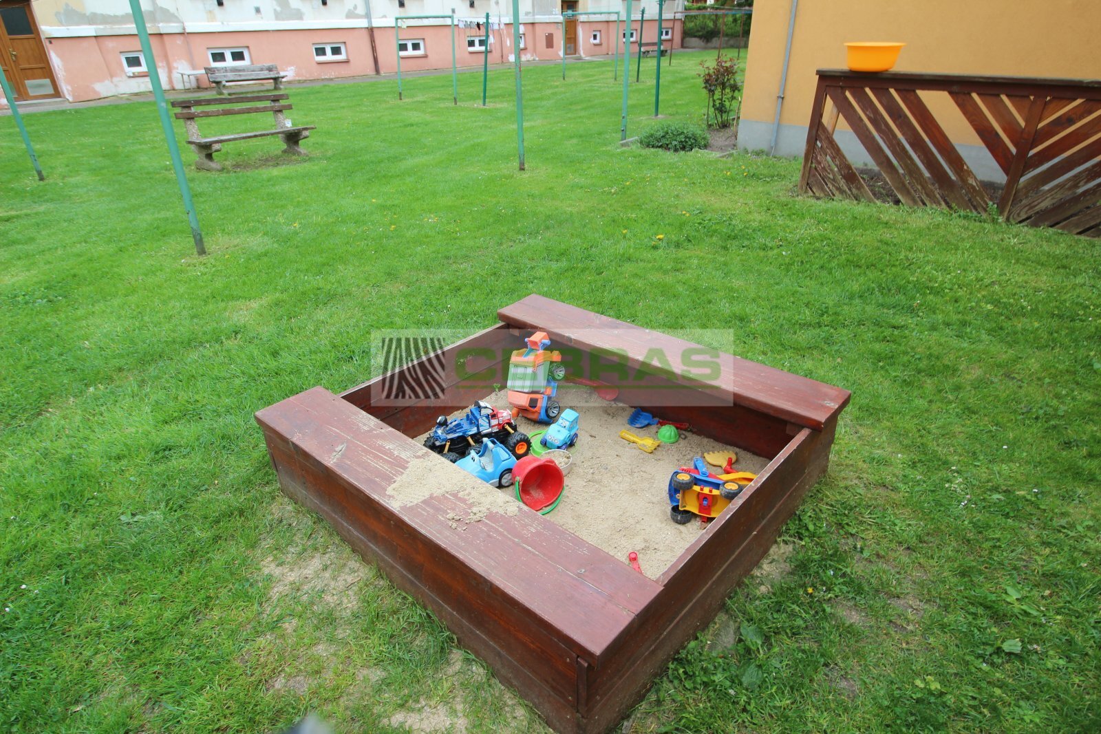 Zahrada ve vnitrobloku je k užívání