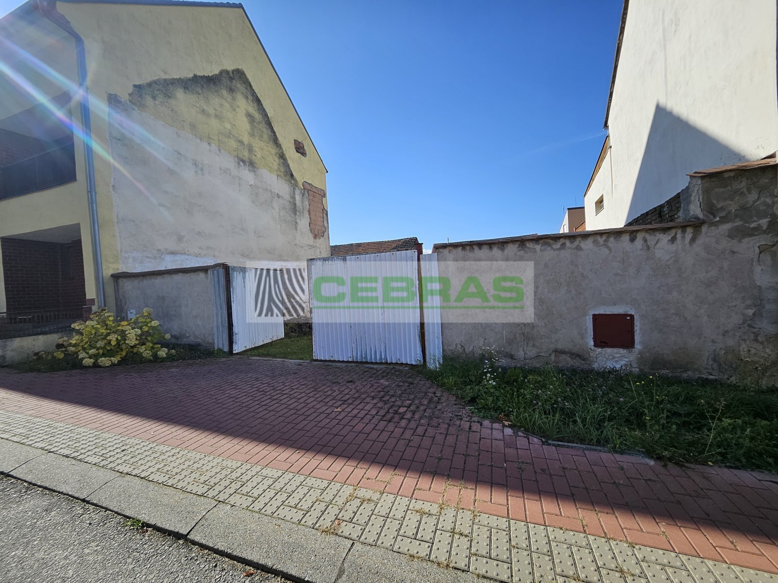 Přístup na pozemek z hlavní komunikace.