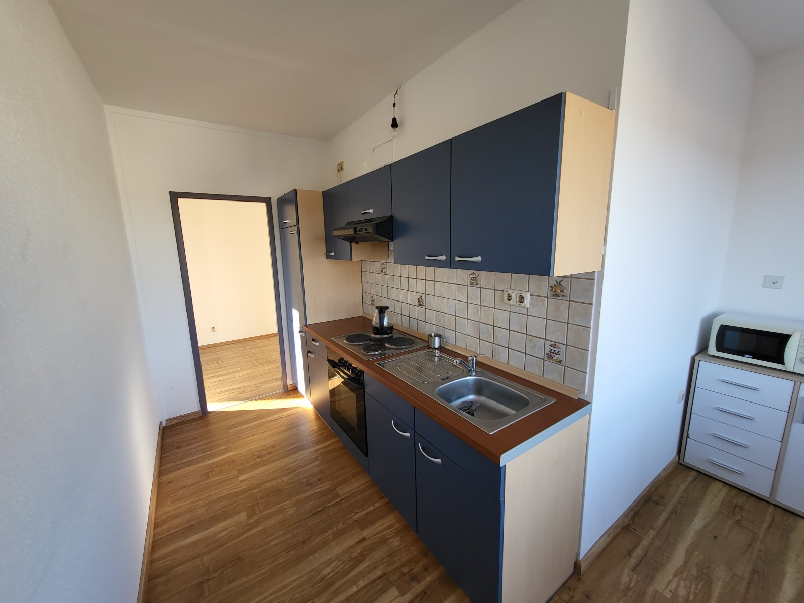 Kuchyňská linka a pohled na výklenek (malou pracovnu)