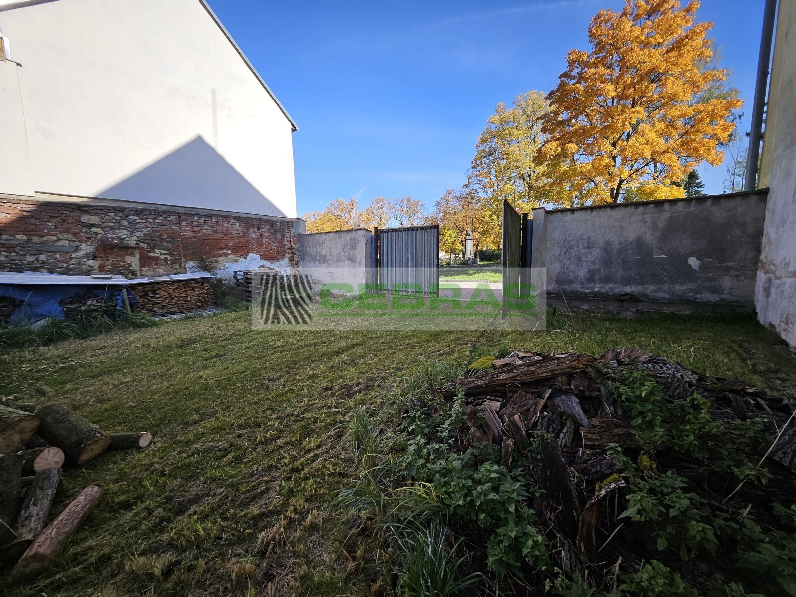 Pohled z vnitřní části pozemku.