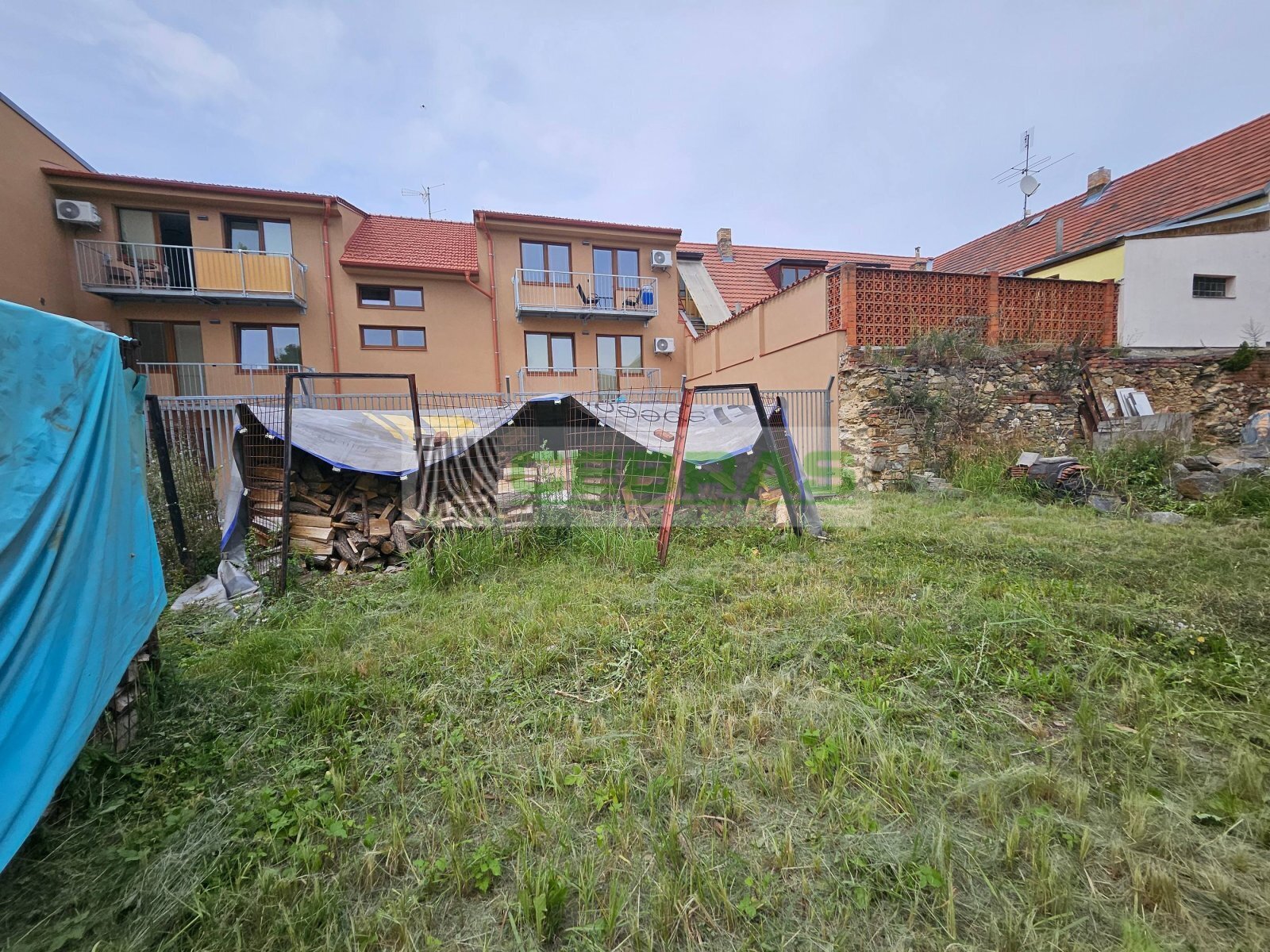 Zadní část pozemku.