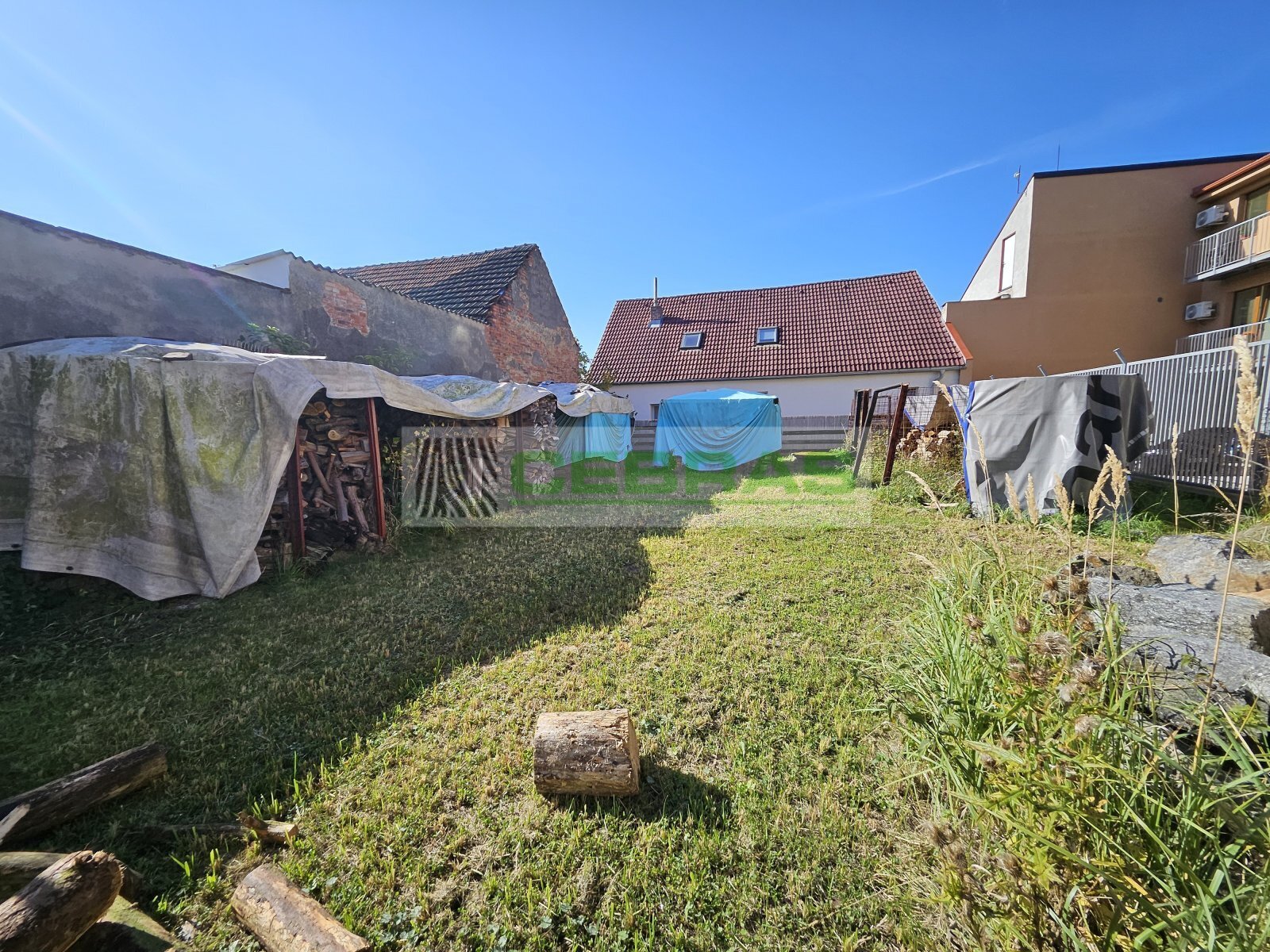 Pohled na zadní část pozemku.