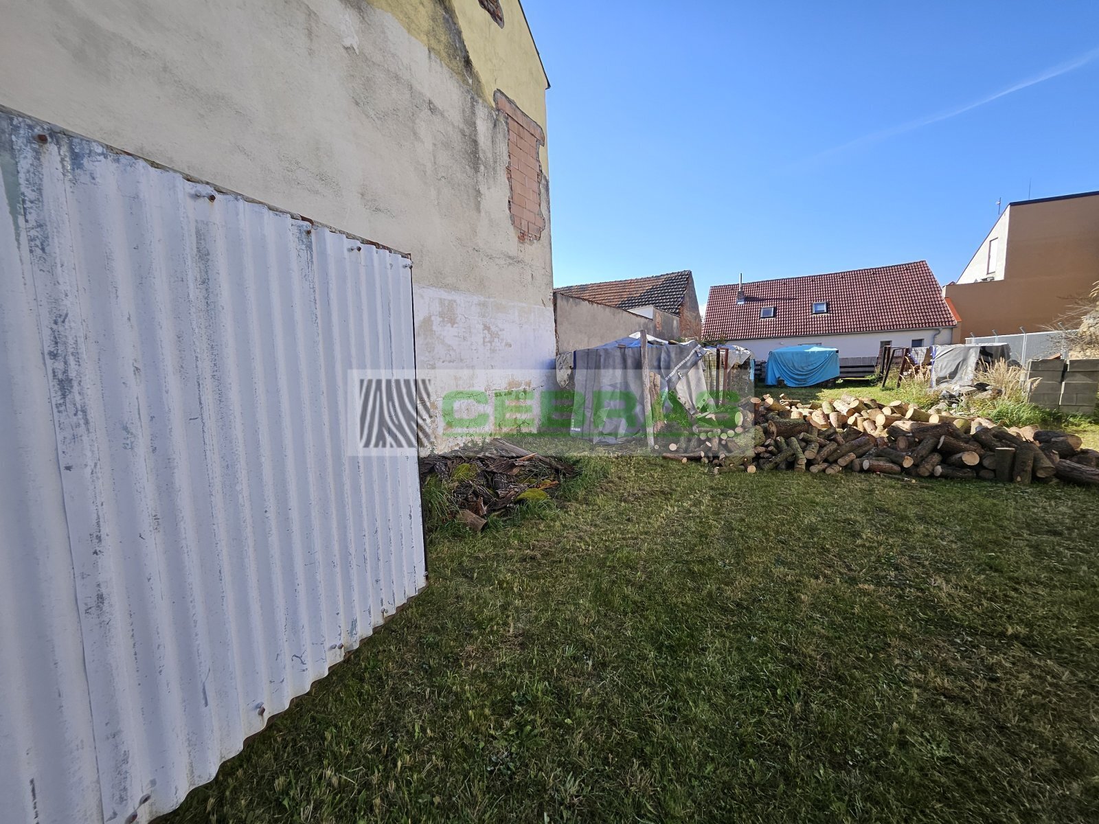 Přístup na pozemek z hlavní komunikace.