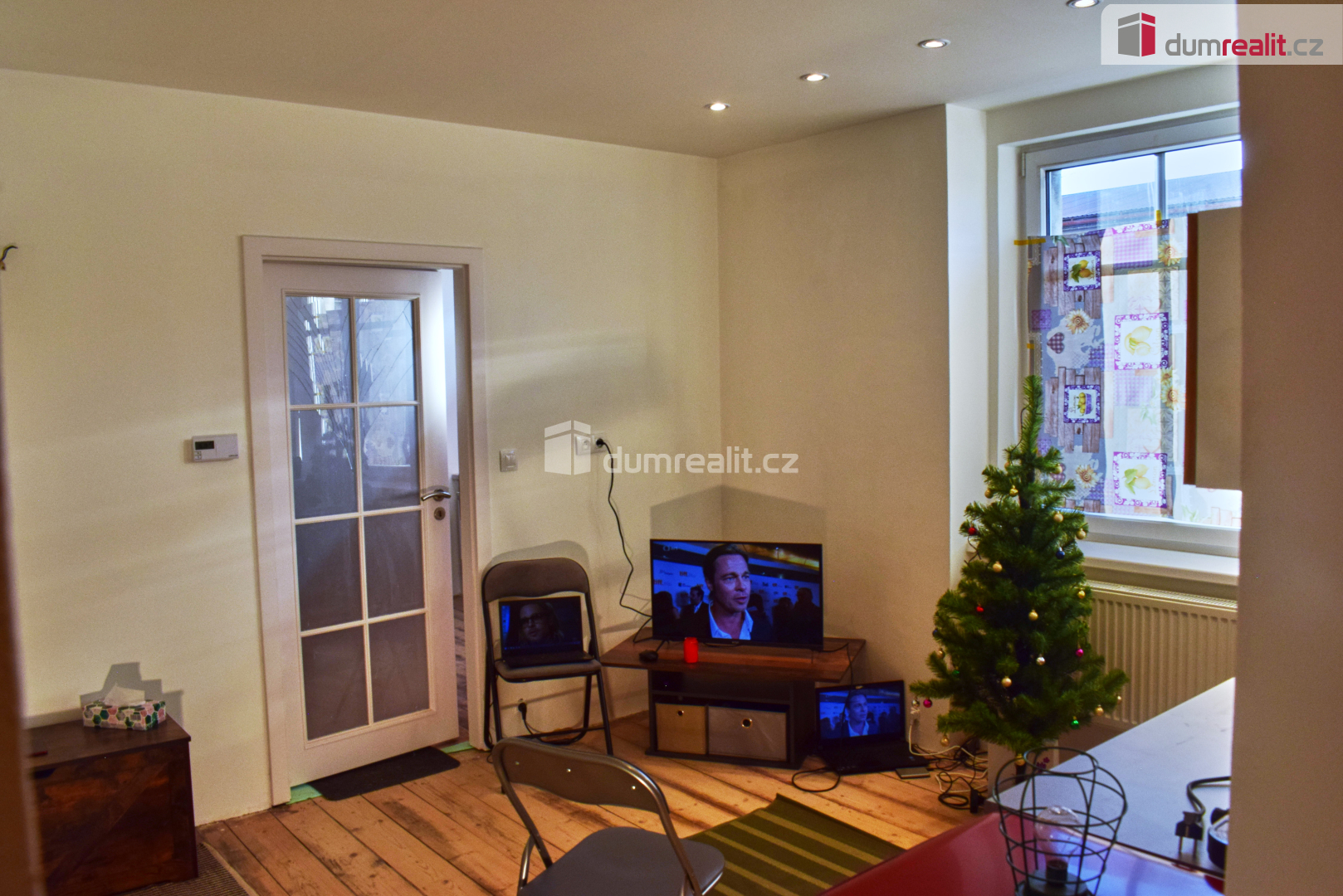 aktuální foto pokoje s kuchyň.koutem