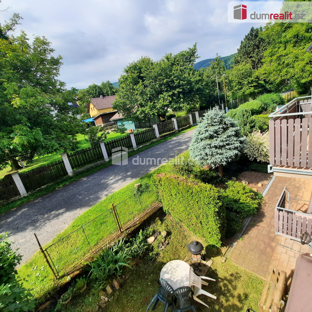 výhled z pokoje do ulice