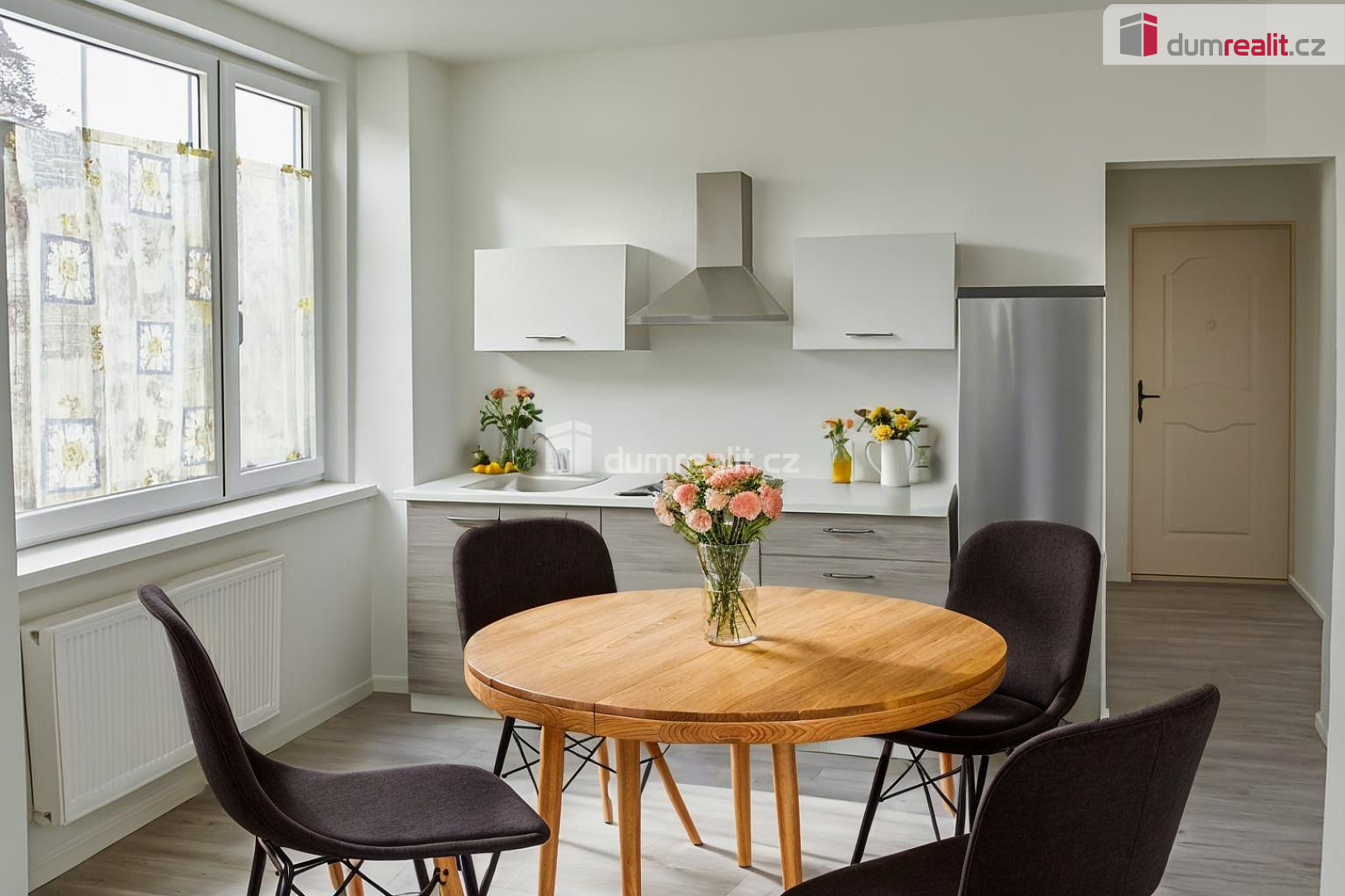 vizualizace možného vzhledu pokoje s kuchyň.koutem