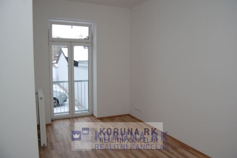 pokoj s francouzským oknem