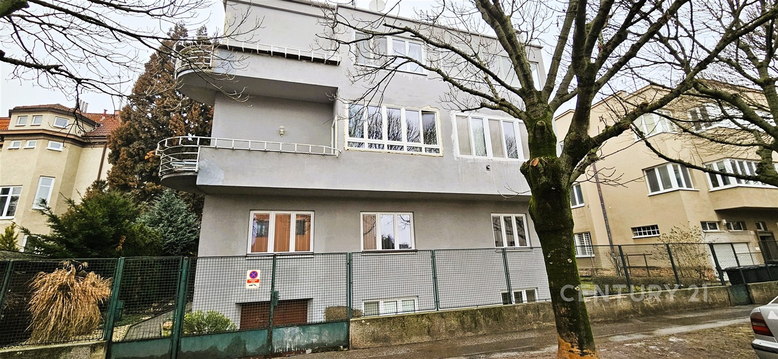 Fasáda vily s velkými okny a moderním designem, re