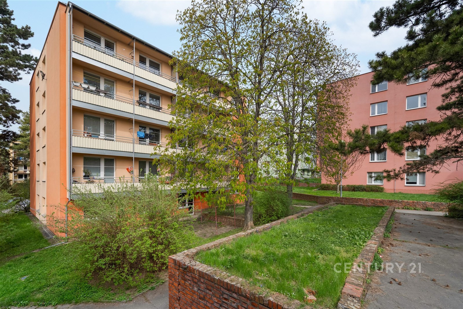 Malebná bytová jednotka ve starším domě s cihlovou