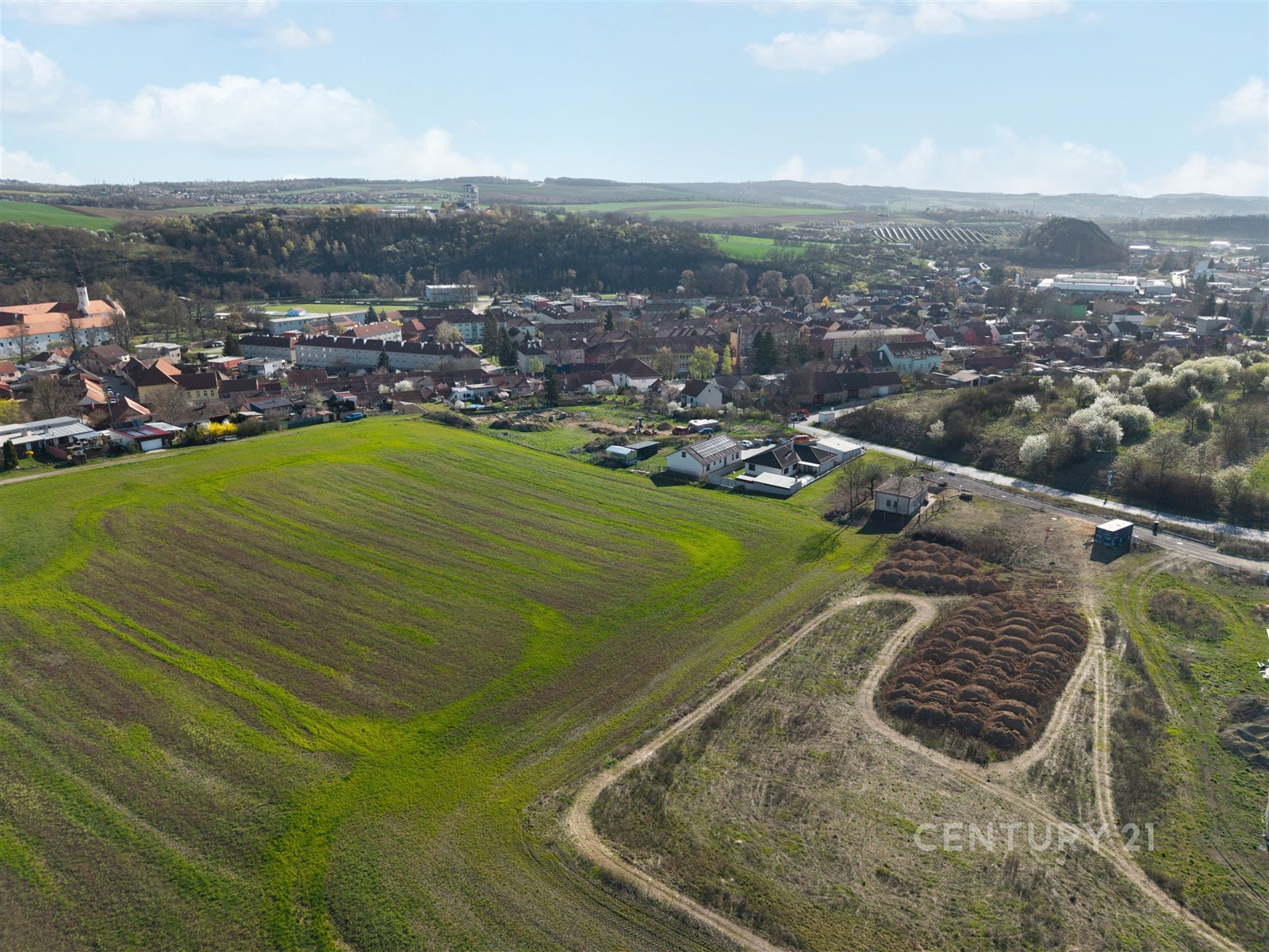 Zemědělský pozemek s výhledem na obec, rovinatá lo