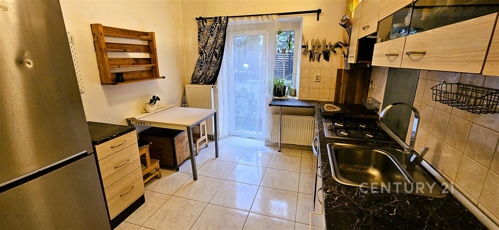 Kompaktní kuchyň s dlažbou, vestavěnými skříněmi a