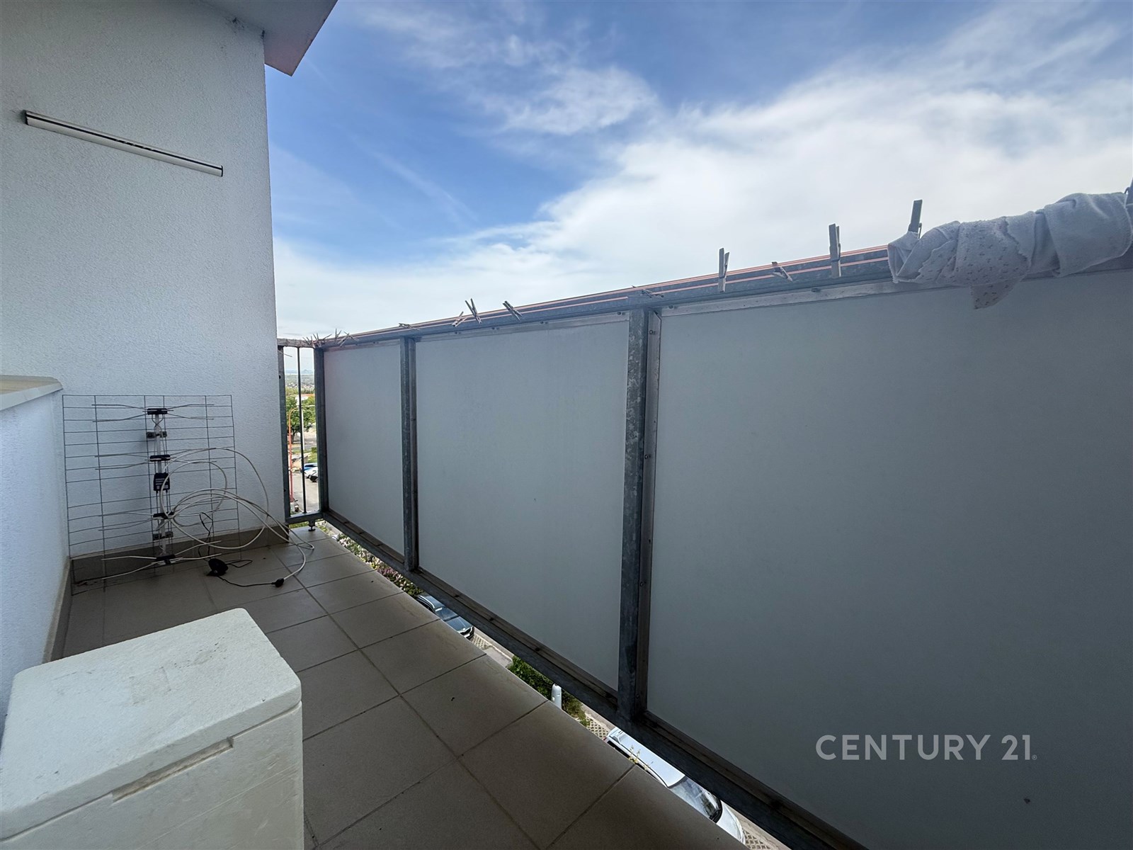 Balkon s dlažbou, poskytující dostatek prostoru pr