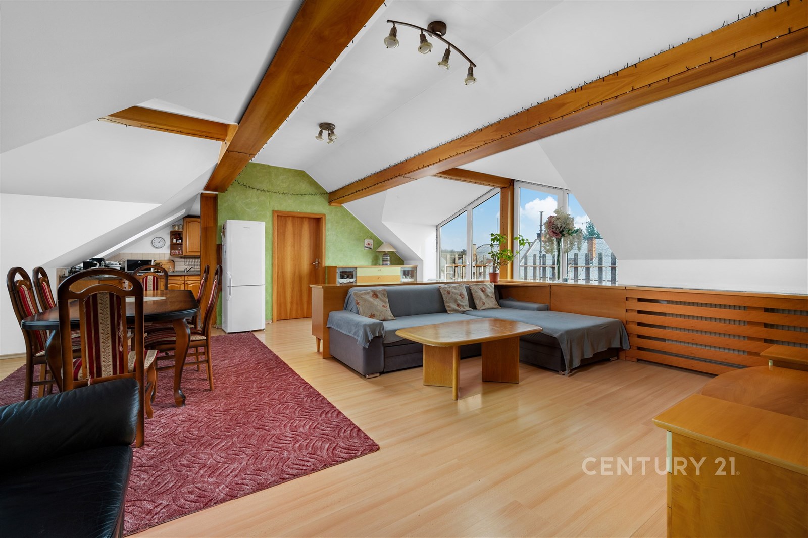 Podkrovní obývací pokoj s parketovou podlahou a ve