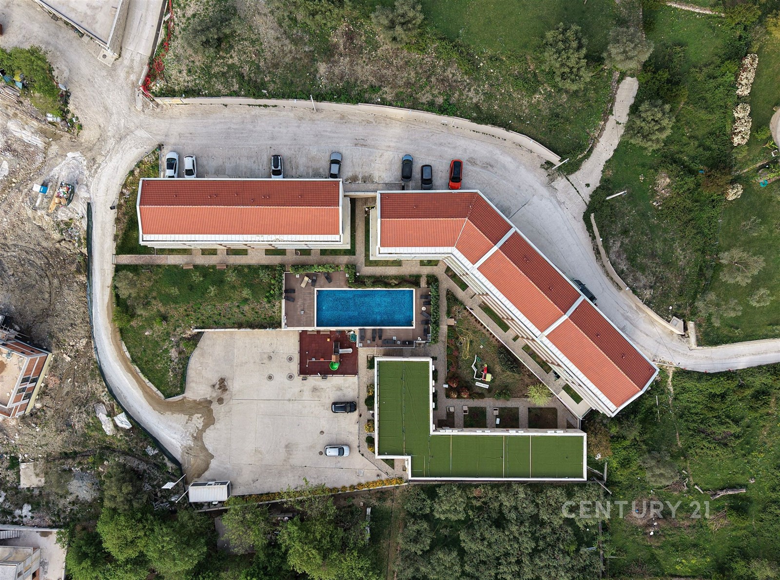 Letecký pohled na moderní bytový komplex s červeno