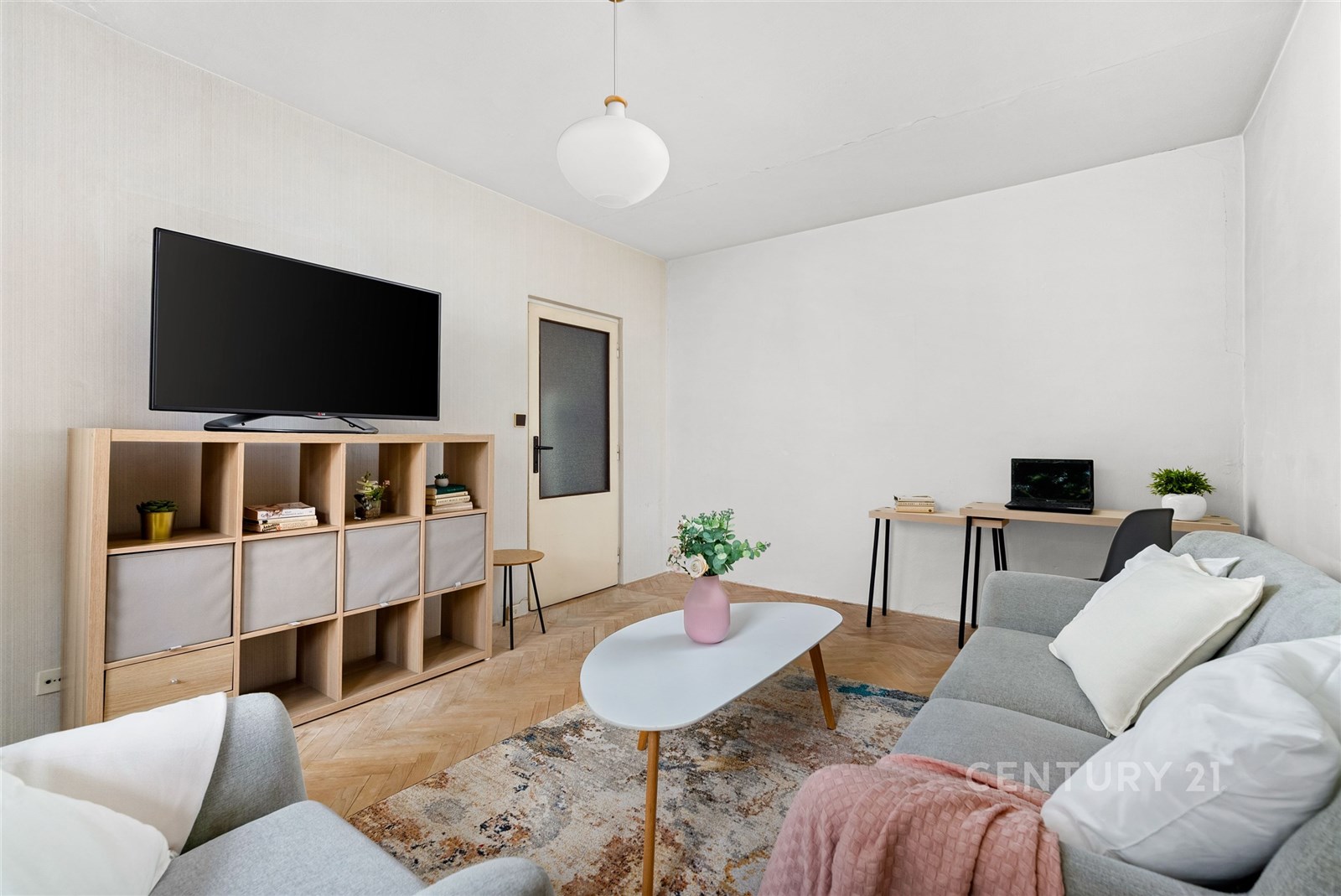 Světlý obývací pokoj s parketovou podlahou, modern