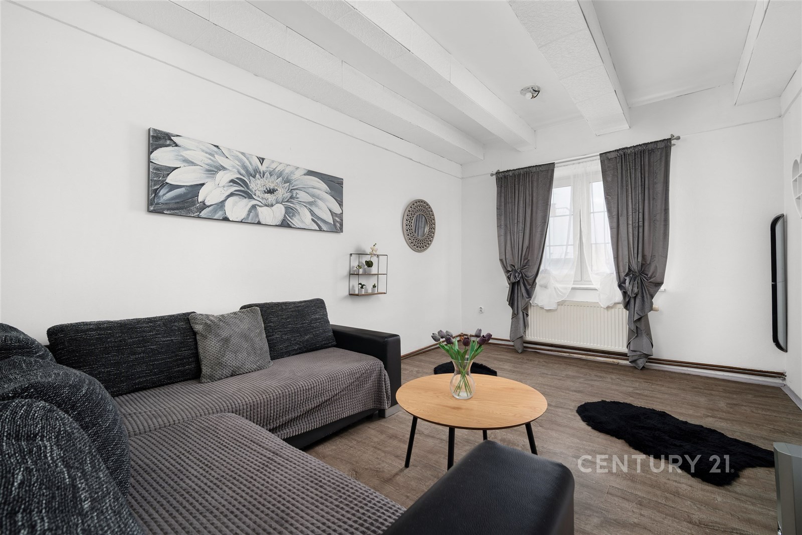 Světlý obývací pokoj s moderním designem, parketov