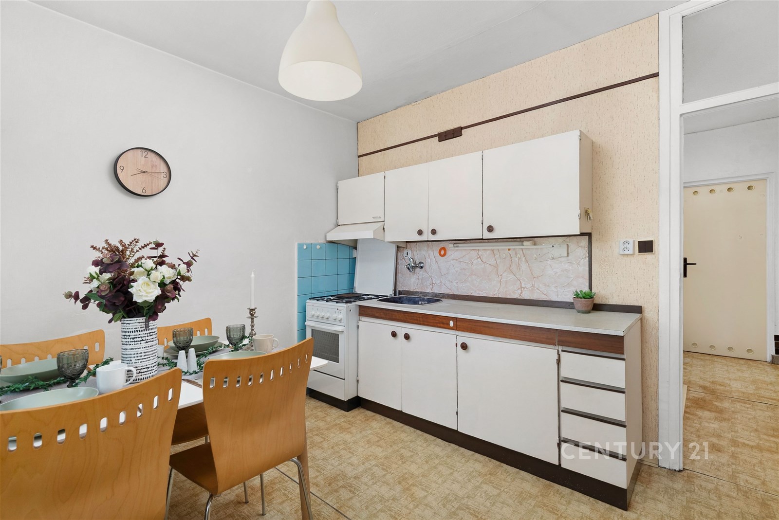 Kuchyň s retro interiérem, světlá dřevěná podlaha,