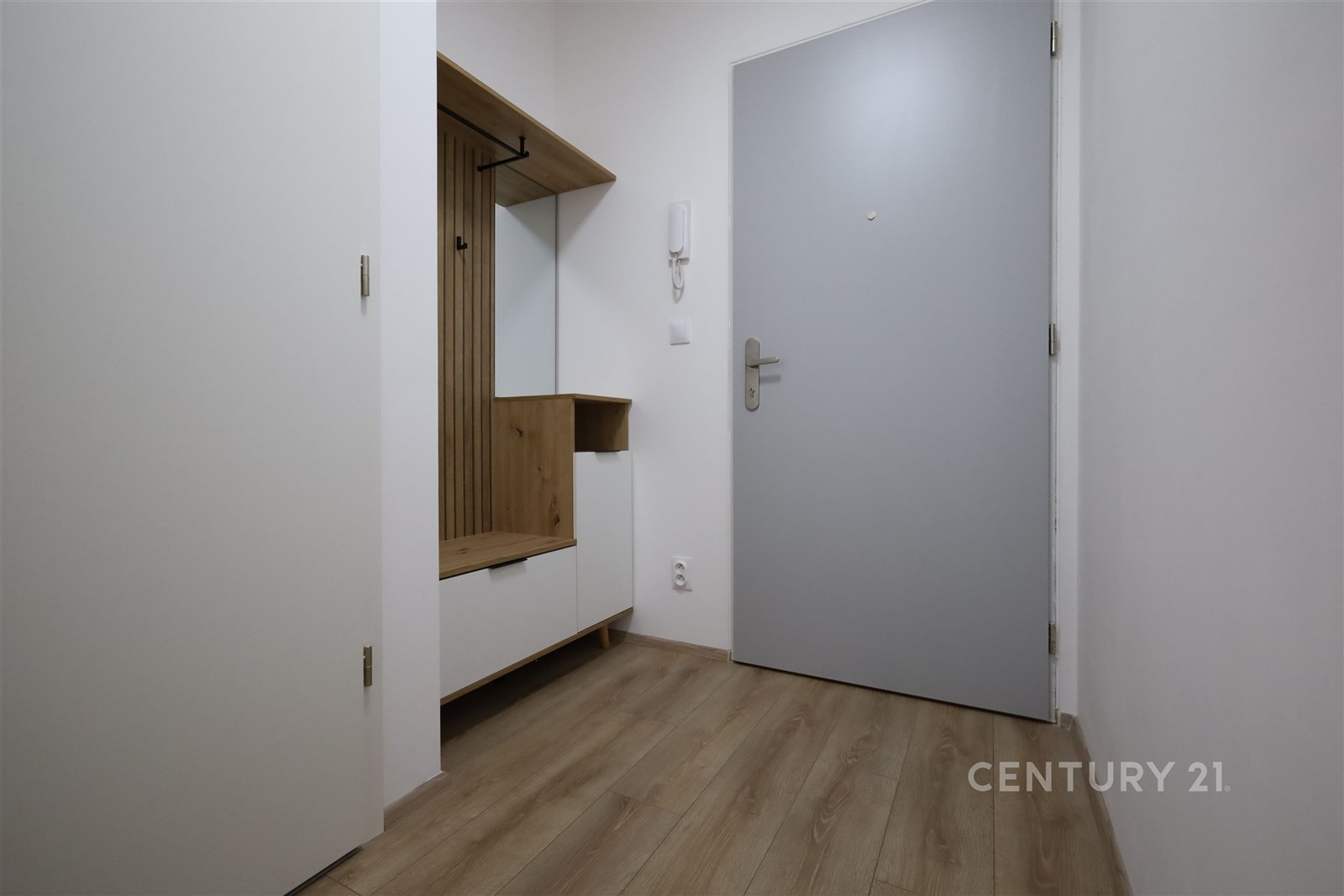 Vstupní hala s dřevěnou podlahou, vestavěnými skří