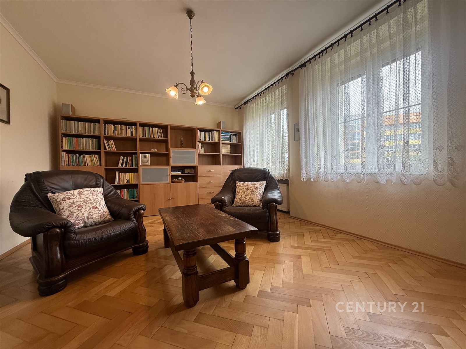 Světlý obývací pokoj s parketovou podlahou, velká 