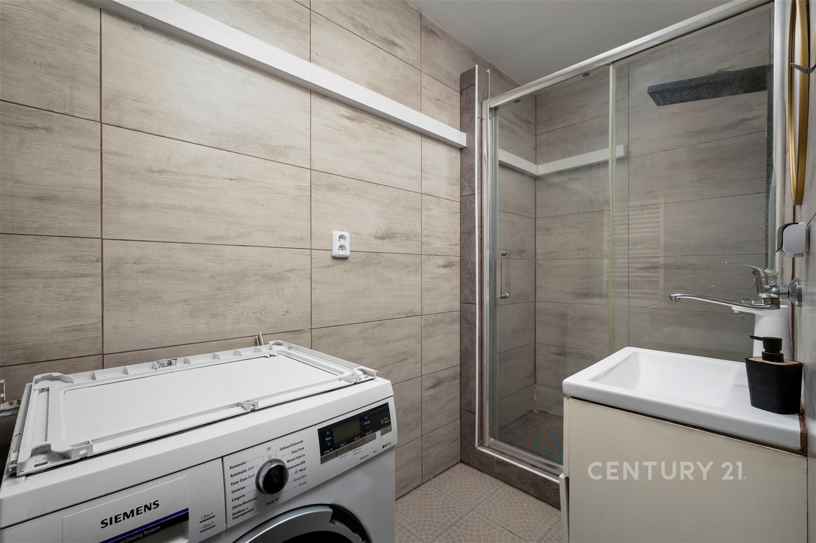 Moderní koupelna s dlažbou, sprchovým koutem, a pr