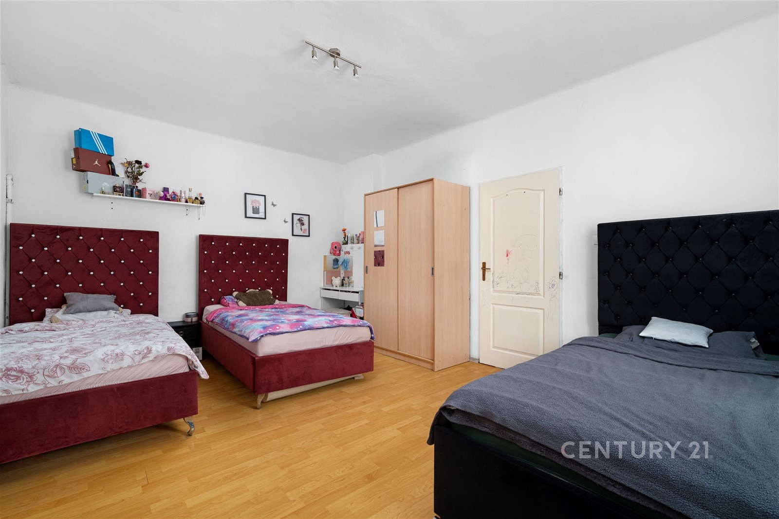 Prostorná ložnice s parketovou podlahou, moderní v