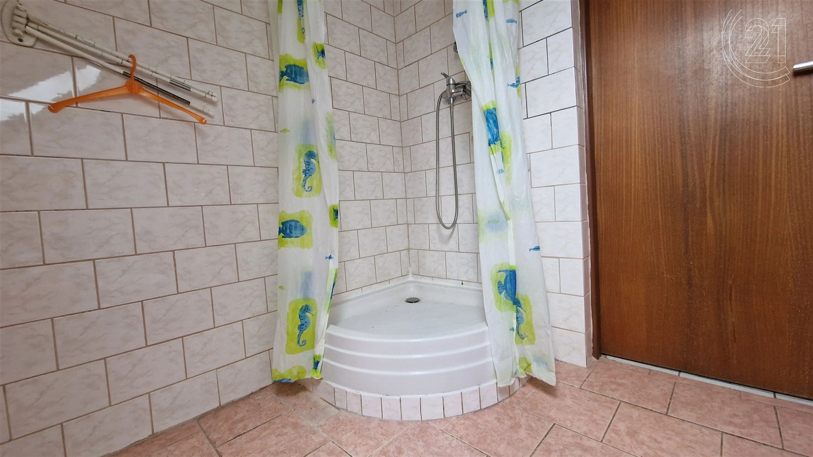 vana s sprcha a kachličková podlaha