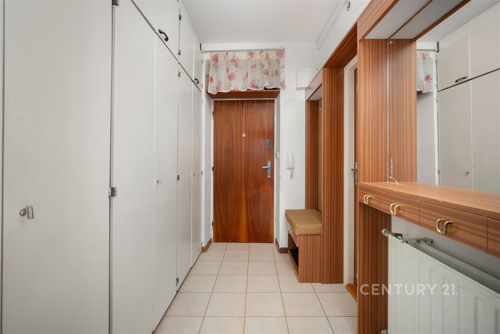 Vstupní hala s dlažbou, vestavěnými skříněmi a dře