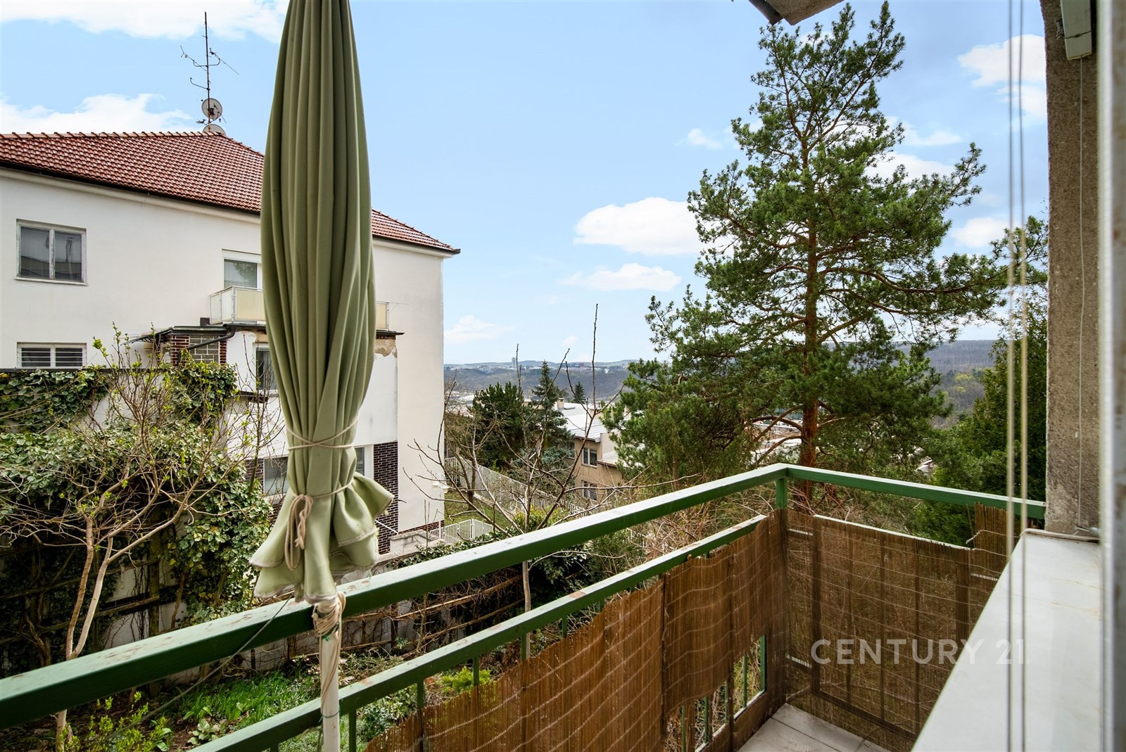 Balkón s krásným výhledem, prostorný a vhodný pro 