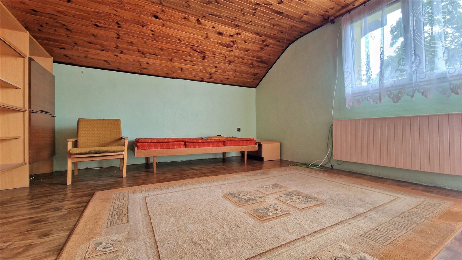 pokoj / ložnice s dřevěná podlaha, strop dřeva, přirozené světlo, a klenutý strop