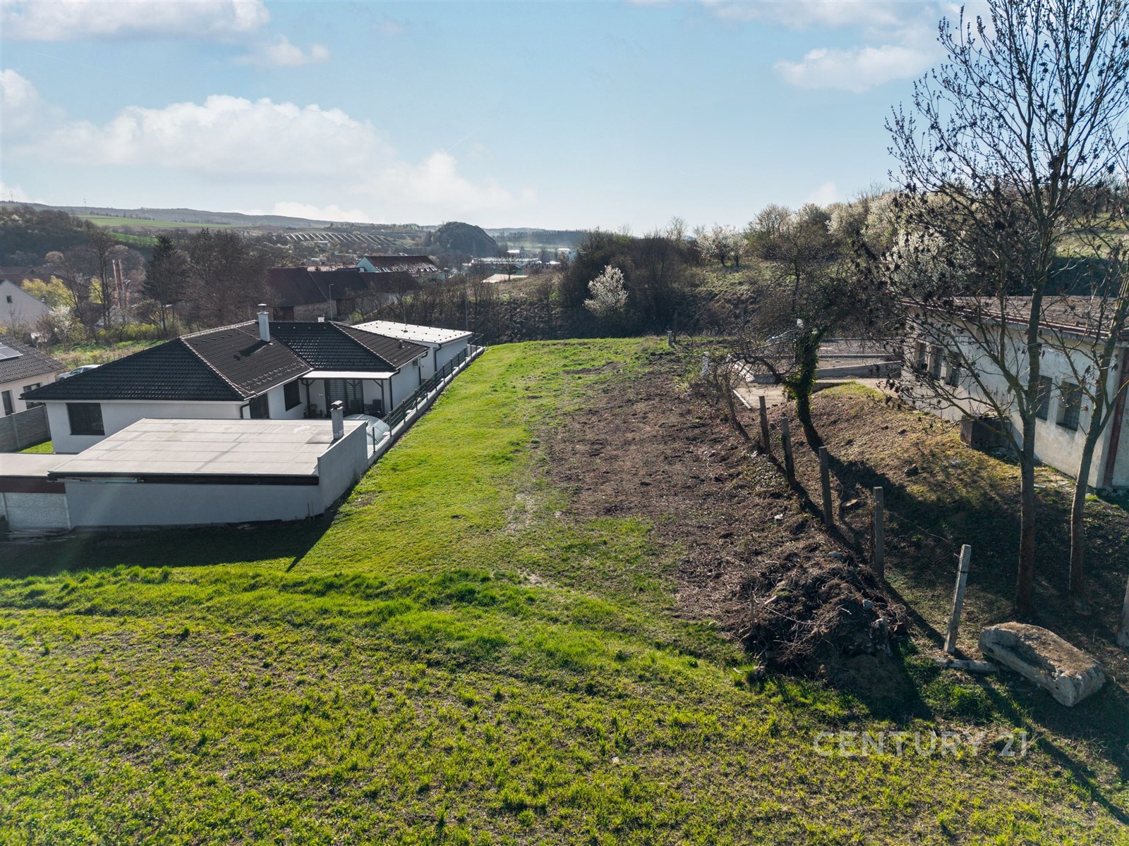 Pozemek s výhledem, udržovaná zahrada, klidné pros