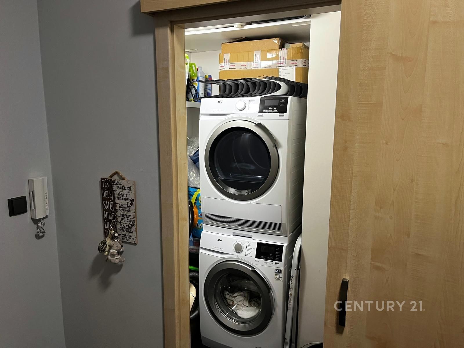 Malá prádelna s moderní pračkou a sušičkou, posuvn