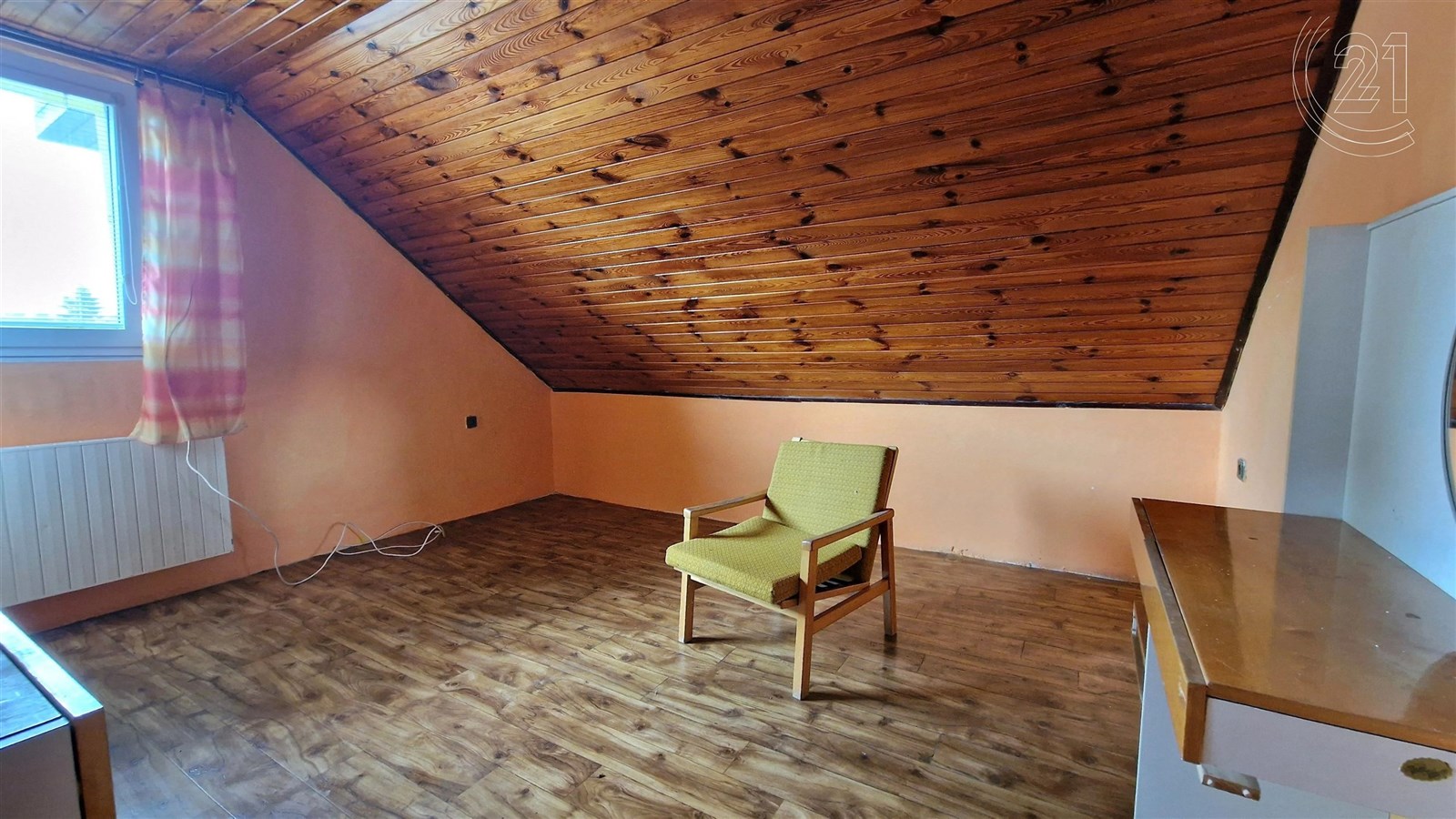 prázdná místnost s strop dřeva, klenutý strop, a dřevěná podlaha