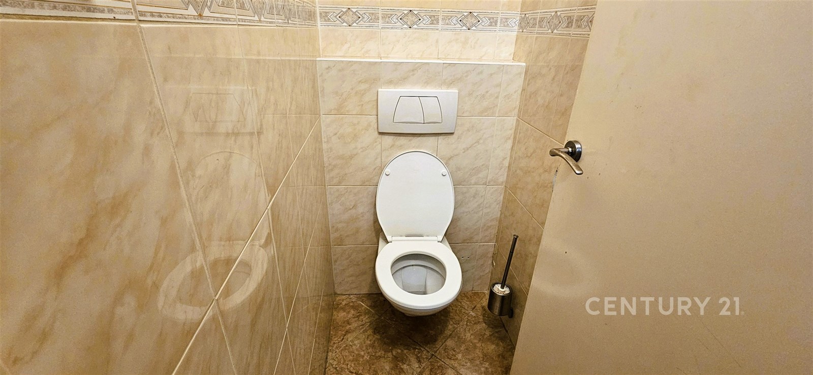 Samostatná toaleta s keramickými dlaždicemi, světl