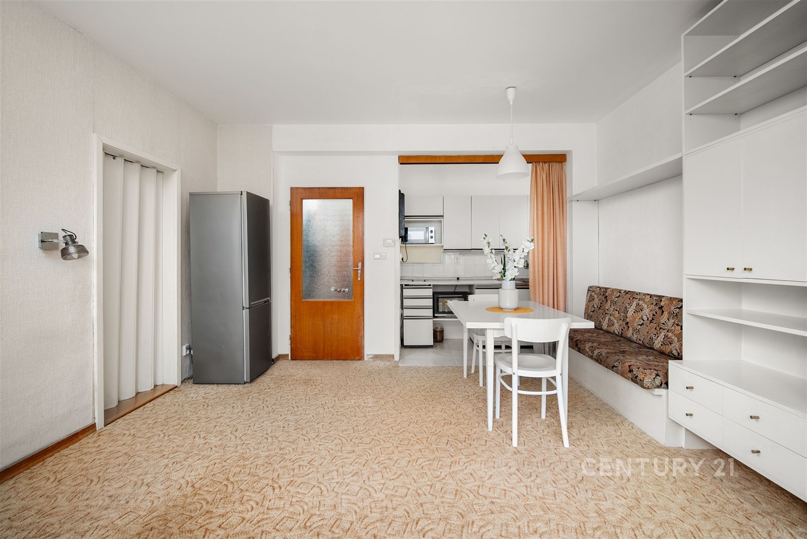 Jídelní kout s vestavěnými skříněmi, kobercovou po