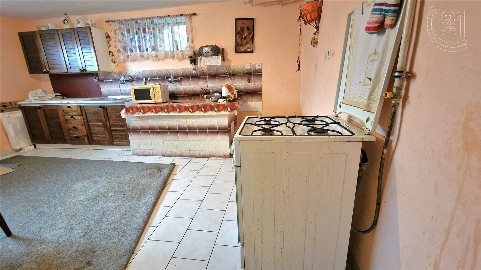 pokoj / ložnice s kachličková podlaha a přirozené světlo