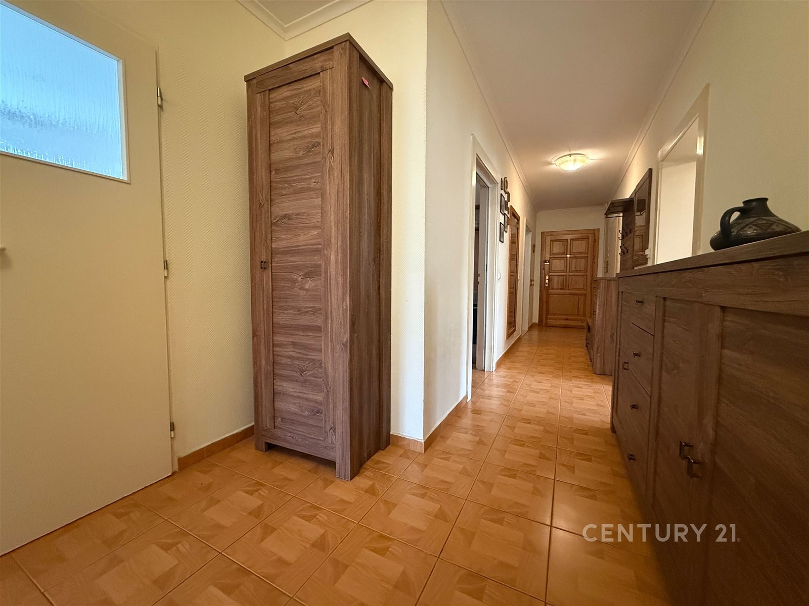 Chodba s keramickou dlažbou, vestavěnými skříněmi 