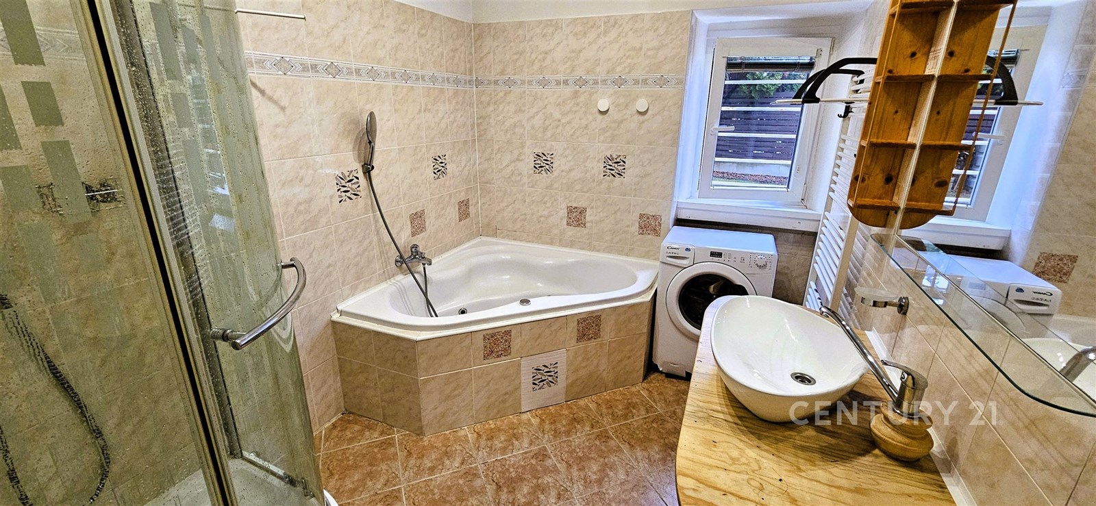 Koupelna s rohovou vanou, proskleným sprchovým kou