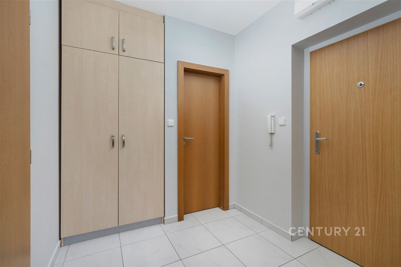Vstupní hala s moderními vestavěnými skříněmi, svě