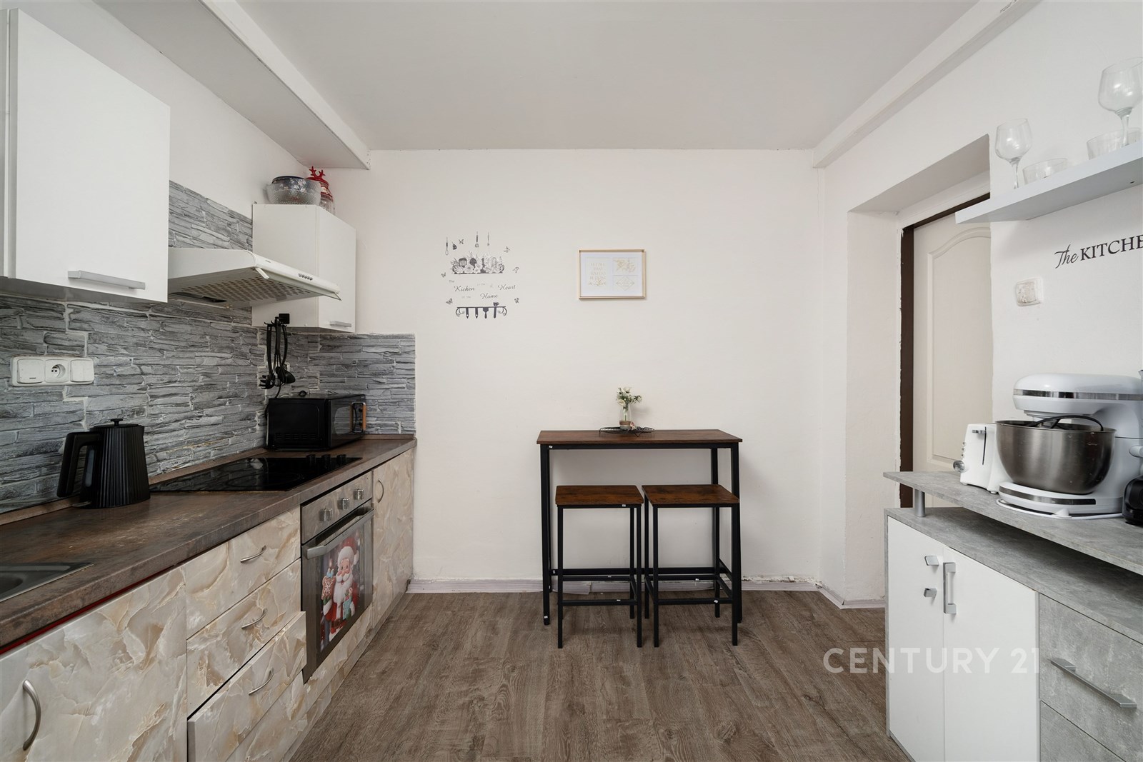 Moderní kuchyň s parketovou podlahou, dlažbou a ve