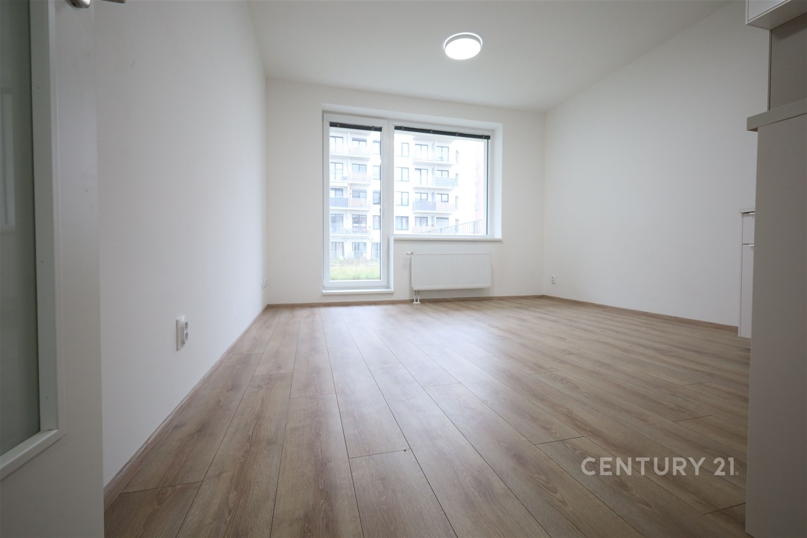 Světlý obývací pokoj s parketovou podlahou, velká 