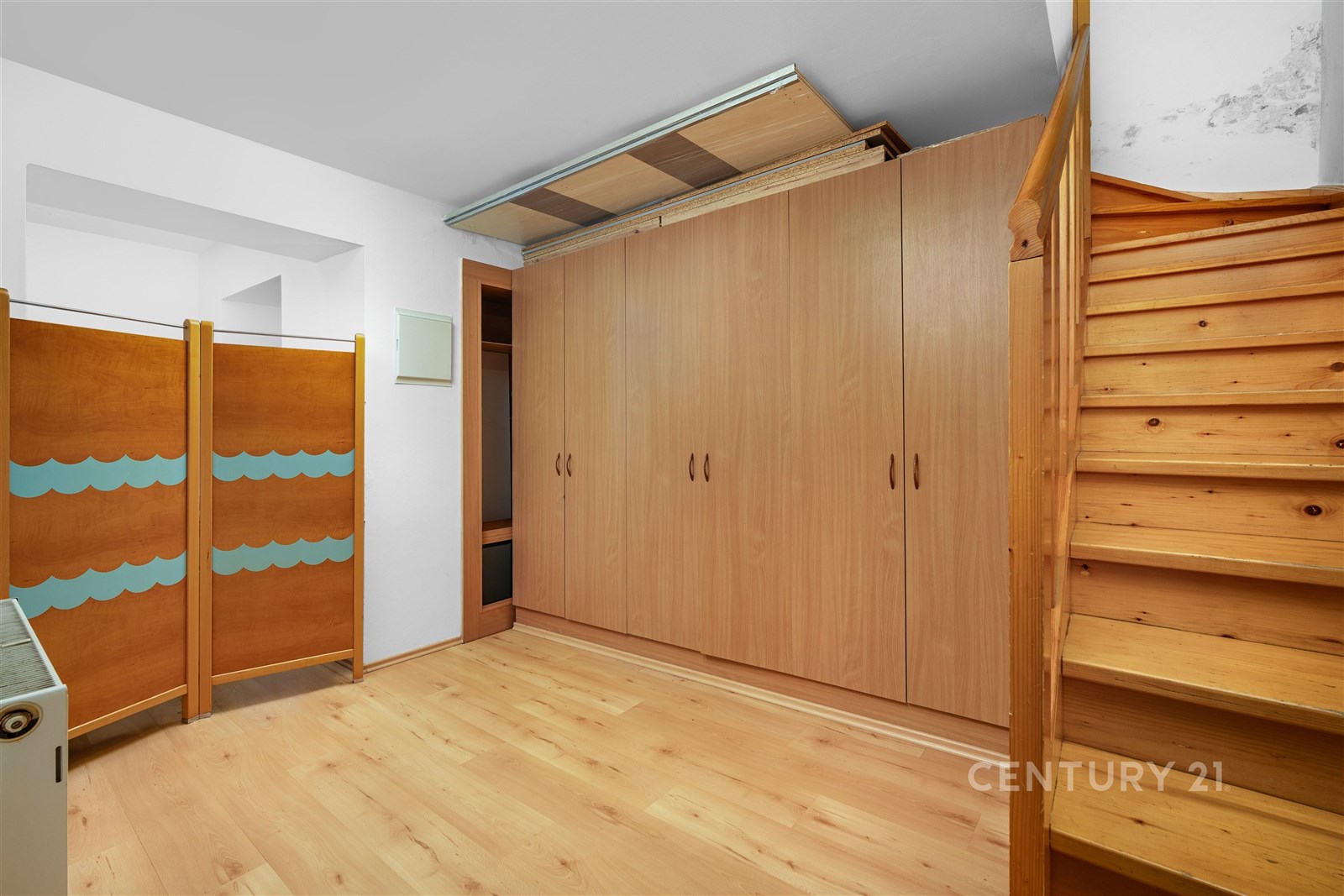 Chodba s dřevěnou podlahou, vestavěnými skříněmi a