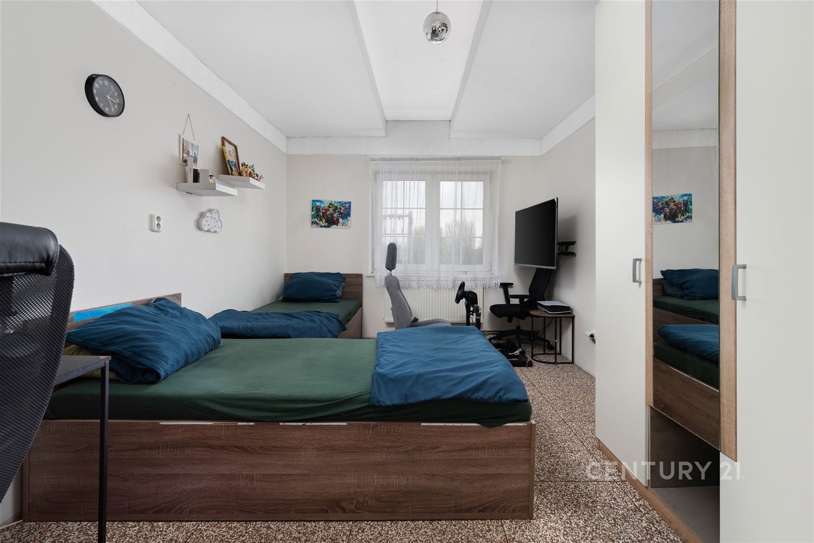 Ložnice s parketovou podlahou, vestavěnými skříněm